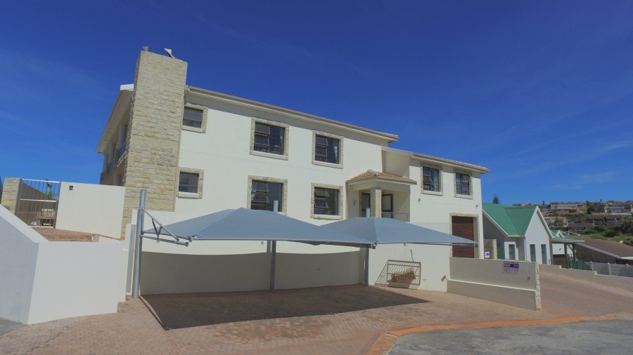 8 Bedroom Property for Sale in Wavecrest Eastern Cape